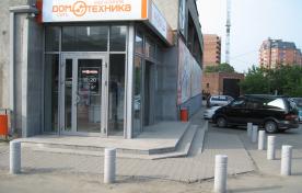 Входные группы и фасады сети магазинов "Домотехника" во Владивостоке.
